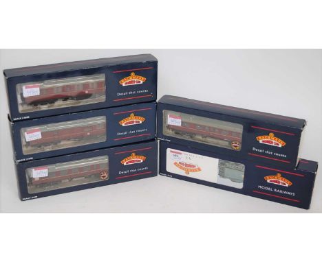 Bachmann 31-562 BR black factory weathered class V2 engine and tender (G-BG) together with 34-453/34-478 BR maroon Thompson c