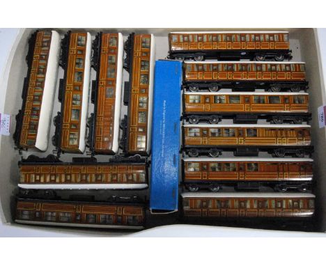 Tray containing 12 Hornby Dublo D1 coaches, good colour and window silvering to most items, box for one item (G)