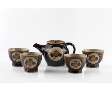 Tatsuzo Shimaoka (1919-2007) Tea set comprising teapot and four tea bowls each painted in red, green and yellow with foliate 