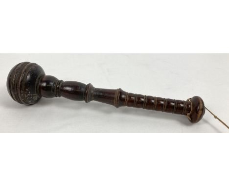 An early 20th century dark wood truncheon with bulbous head and turned detail. Approx. 33 cm long.  
