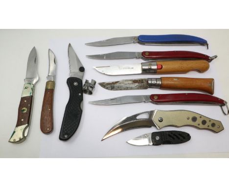 Eleven assorted folding hunting knives. P&amp;P Group 2 (£18+VAT for the first lot and £3+VAT for subsequent lots) 