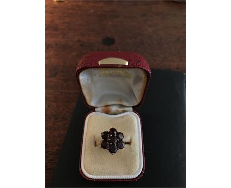 9ct gold cluster ring O