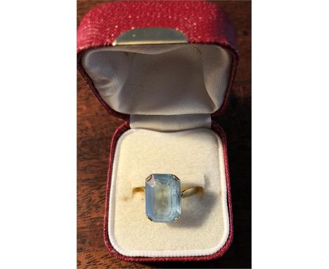 18ct gold baguette cut aquamarine ring O