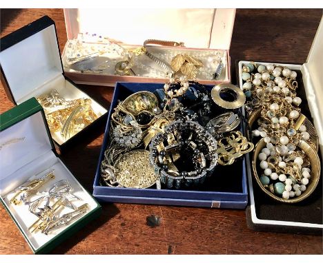 A quantity of vintage costume jewellery