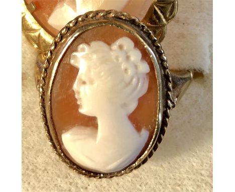 A 9ct gold cameo ring