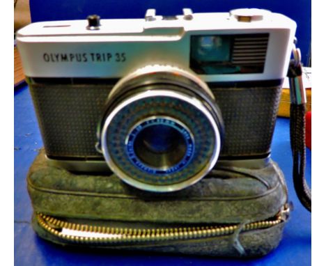 Olympus Trip 35 camera (50's?)  In case, with instructions.  Nice clean item.