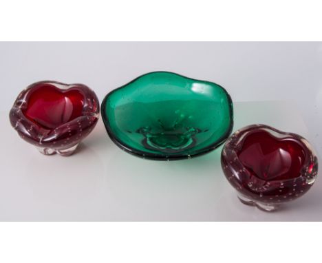 Whitefriars, six lobed dishes with controlled bubbles, pattern 9428, emerald green, 21.5cm; two 9409 pattern, ruby, 14cm; thr