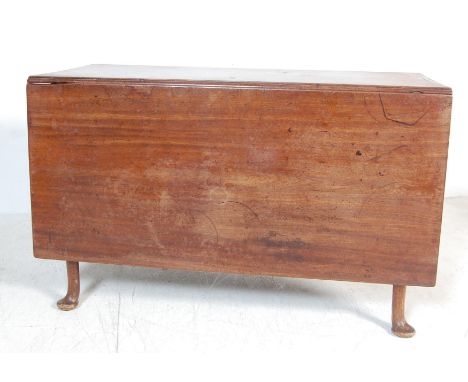 An late 18th century early 19th century George III mahogany gate legs drop leaf dining table. The table having a rectangular 