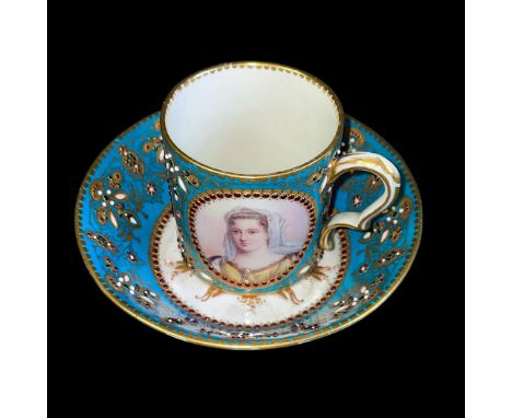 Portrait-Tasse (Frankreich, Anfg. 20.Jh.)mit UT; Tasse mit geschwungenen Henkel; Goldverzierungen auf Wandung;  blauer Fond; 