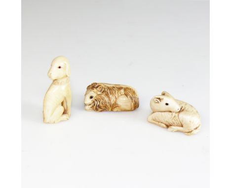 3 div. Netsuke (Japan)liegendes Schaf, sitzender Hund, liegender Schafbock; H: 3 - 5,5 cm; jeweils Bein