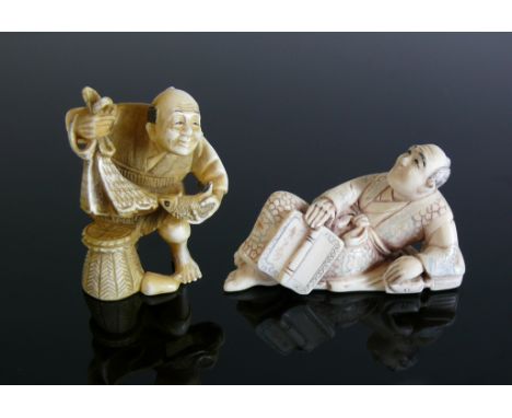 2 Netsuke (Japan, um 1900)Fischer mit Netz und Fisch; liegender Philosoph; jeweils Bodenunterseite sign.; H: 4  bzw. 5 cm; je