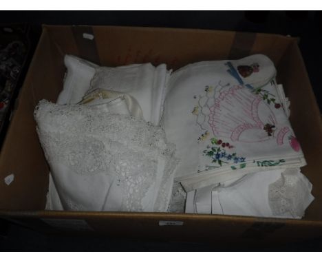 A QUANTITY OF VINTAGE TABLECLOTHS, napkins and textiles