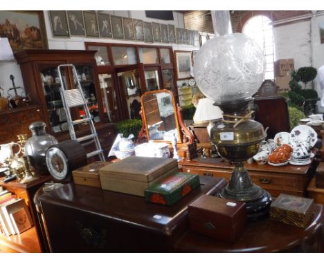 AN EDWARDIAN BRASS OIL LAMP, a collection of boxes and a 1950s mantel clock