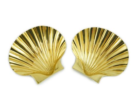 A cased pair of Elizabeth II silver gilt scallop shell butter dishes by Collingwood & Co, on shell feet, London, 1960, diamet