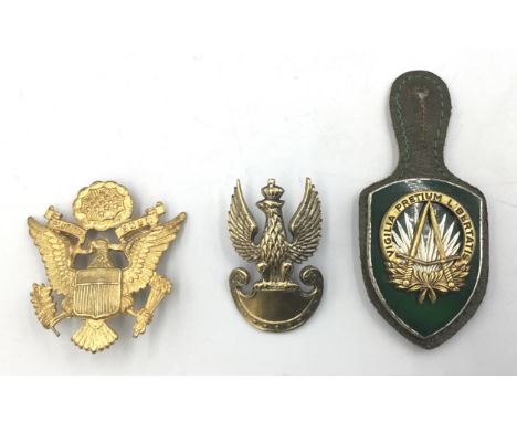 A scarce British made WW2 United States Army Officer’s gilt brass cap badge, with screw post and securing nut to the reverse.