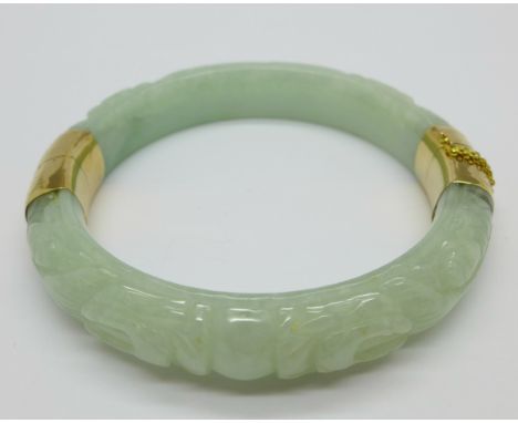 A 14ct gold mounted carved jade bangle 