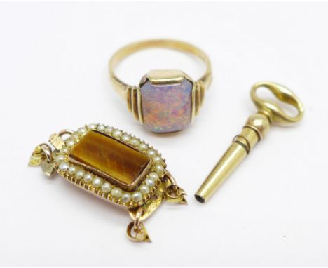 A 9ct gold ring, 2.2g, K, a watch key and a fastener 