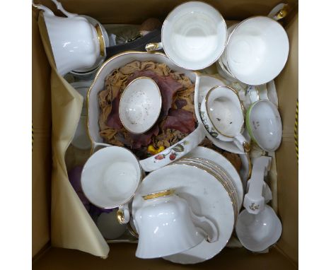 Royal Albert Val D'or cups and saucers, a strawberry dish, etc. **PLEASE NOTE THIS LOT IS NOT ELIGIBLE FOR POSTING AND PACKIN