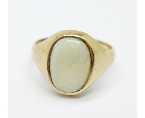 A 9ct gold and opal ring, 2.7g, N 