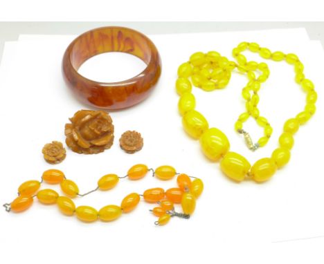 A Bakelite bangle, brooch and beads 