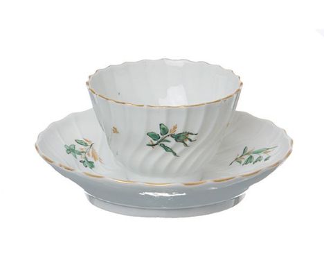 A WORCESTER PORCELAIN TEA BOWL AND SAUCER, CIRCA 1800 Of fluted form A WORCESTER PORCELAIN TEA BOWL AND SAUCER, CIRCA 1800 Of
