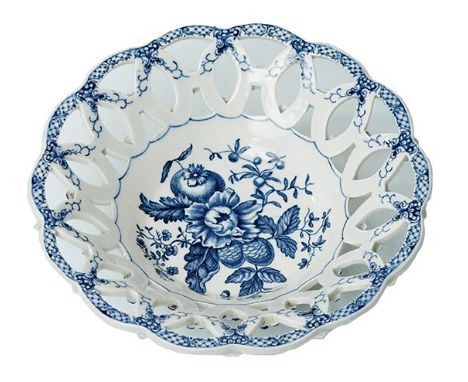 A WORCESTER DR WALL BLUE AND WHITE PORCELAIN DISH A WORCESTER DR WALL BLUE AND WHITE PORCELAIN DISH, CIRCA 1770-1780 Of retic