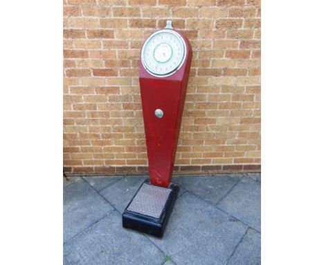 A SET OF 1950S AVERY COIN OPERATED PLATFORM SCALES,  to weigh 20 stone