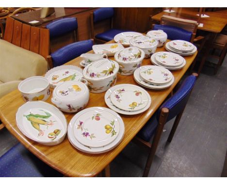 ROYAL WORCESTER 'EVESHAM' PATTERN OVEN TO TABLE WARE to include: five assorted lidded casserole dishes, fan dish, meat dish, 