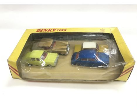 Dinky toys presentation set, #126 Motor show set, cars in good condition , box has been crushed a little