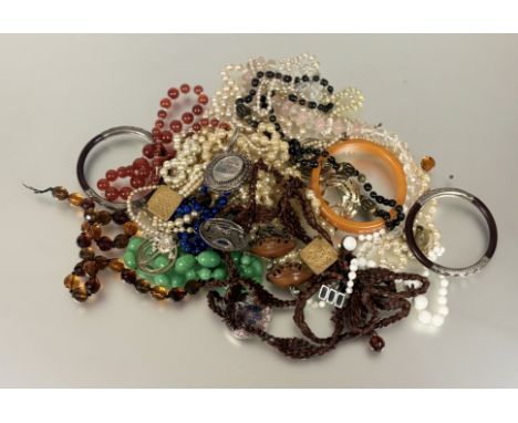 A collection of vintage jewellery to include a rose quartz and faceted bead necklace, paste pearl necklaces, a 1930s glass ja