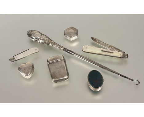 A collection to include; an Edwardian silver heart shaped pill box Birmingham 1900: l. x 3cm, an octagonal sterling silver en