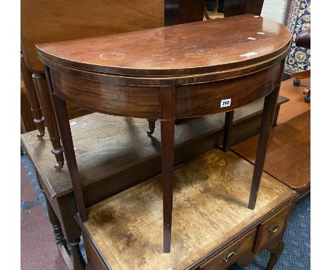 CIRCULAR CARD TABLE
