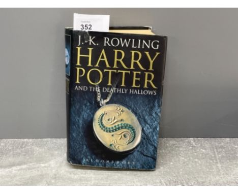 J k Rowling Harry Potter and the deathly hallows 1st edition