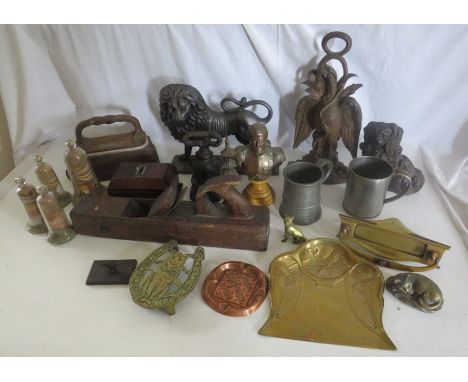 Group of metal ware to include cast iron door stops , 2 pewter tankards , brassware , Allum sand filled glass paperweights , 