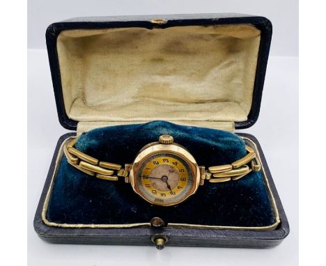 
A 9 ct gold ladies 1930s watch on a gilded expandable band. The mechanism is running but the time keeping is untested. In or