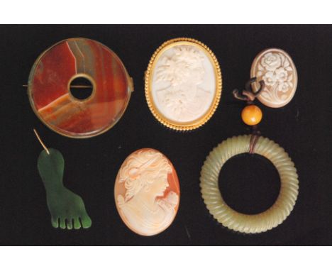 A small parcel lot of jewellery items to include a jade bi disc, the pale green spiral carved disc with pendant bead toggle, 