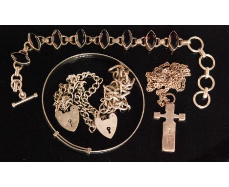 A small parcel lot of silver jewellery to include a silver cross pendant, two curb link bracelets, an expandable bangle and a
