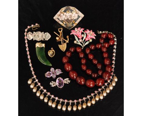 A small parcel lot of jewellery items to include a 9ct souvenir sweetheart brooch from South Africa, a gold mounted jade pend