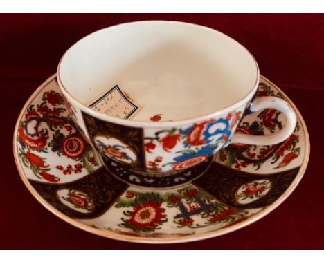 18th CENTURY WORCESTER CUP AND SAUCER, FLORAL SPRAY TO CUP INTERIOR, CIRCA 1760, DIAMETER APPROXIMATELY 13cm 
