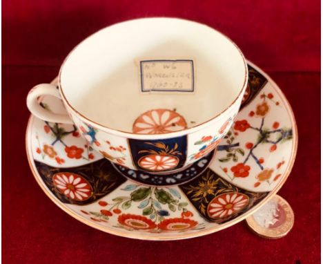 18th CENTURY WORCESTER CUP AND SAUCER, DAISY/MARIGOLD FLOWER TO CUP INTERIOR, CIRCA 1760 