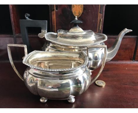 SILVER TEAPOT AND SUCRIER, CHESTER 1927, GROSS WEIGHT APPROXIMATELY 900g 