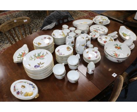 A Royal Worcester Evesham pattern dinner service