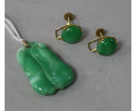 A pair of yellow metal and jade ear clips and a simulated jade pendant.