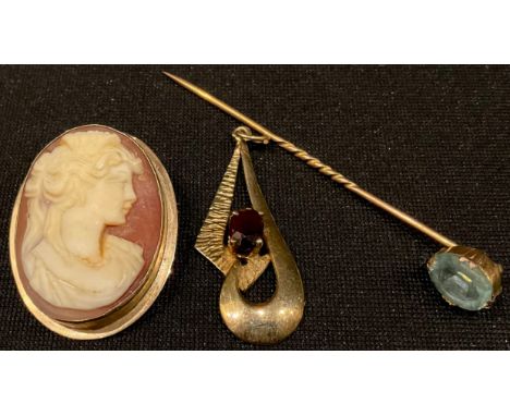 A 9ct gold and garnet pendant; a 9ct gold mounted shell cameo brooch/pendant, marked 375; a 9ct gold stick pin, 6.6g gross (3