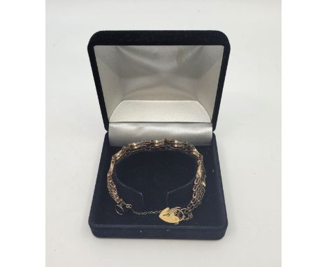 A 9ct. gold gate bracelet, with 9ct. gold heart padlock clasp. (14.6g)&nbsp;