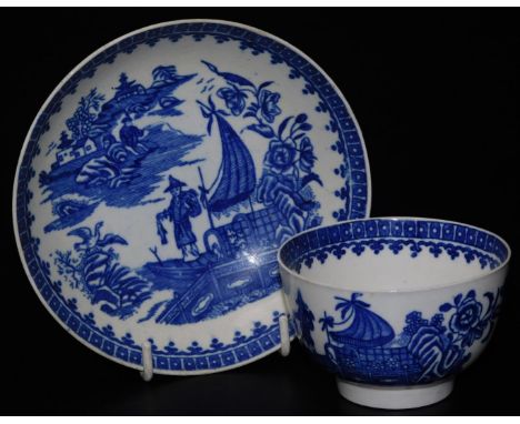 An 18thC Worcester blue and white tea bowl and saucer, with fishermen pattern transfer decoration.
