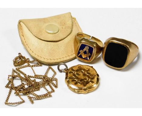 Various jewellery, comprising a 9ct gold gent's signet ring, with rectangular black agate decoration, ring size O½, a 9ct gol