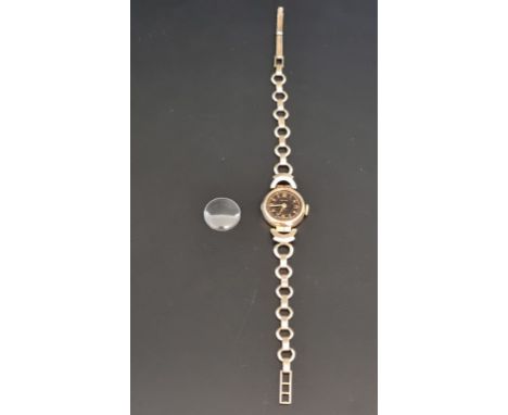 An Arcadia 9ct gold manual wind ladies wristwatch, 17mm. 