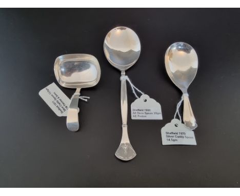 Two caddy spoons, Sheffield 1970 and 1911; together with a silver Art Deco spoon, Sheffield 1930, total weight 52g. (3) 