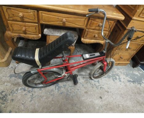 A VINTAGE RED RALEIGH CHILDS CHOPPER BIKE